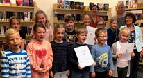 Die glücklichen Gewinner des Vorlesewettbewerbs der Grundschule Engeo mit den Lehrern und Jurymitgliedern.  Foto: im