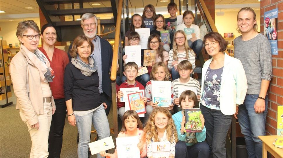 Die glücklichen Gewinner des Vorlesewettbewerbs der Grundschule Engeo mit den Lehrern und Jurymitgliedern.  Foto: im