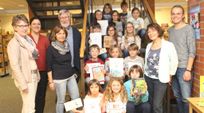 Die glücklichen Gewinner des Vorlesewettbewerbs der Grundschule Engeo mit den Lehrern und Jurymitgliedern.  Foto: im