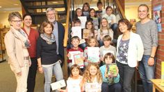 Die glücklichen Gewinner des Vorlesewettbewerbs der Grundschule Engeo mit den Lehrern und Jurymitgliedern.  Foto: im