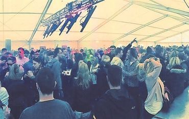 Die Discothek Haase begrüßt auch in diesem Jahr wieder die Besucher am Vatertag auf der Partywiese und im Festzelt. Foto: Archiv