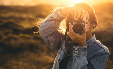 Fotos halten Momente, Erinnerungen und Gefühle optisch fest. Der Landkreis möchte den Austausch unter Fotofreunden fördern und ruft zum Tag der Fotografie auf. Foto: adobe-stock/ikostudio