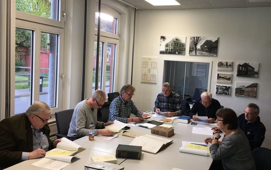 Auch im Lesen alter Schriften konnten sich die Teilnehmer selbst versuchen. Foto: eb