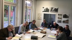 Auch im Lesen alter Schriften konnten sich die Teilnehmer selbst versuchen. Foto: eb