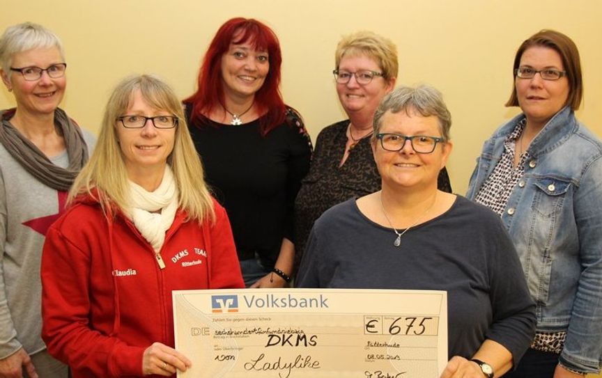 Von links: 2. Vorsitzende Christiane Girzig, Claudia Basler DKMS-Team Ritterhude, Schriftführerin Carola Kiel, Schatzmeisterin Monika Becker, Chorleiterin Angela Petermann, 2. Schatzmeisterin Claudia Buchholz.  Foto: eb