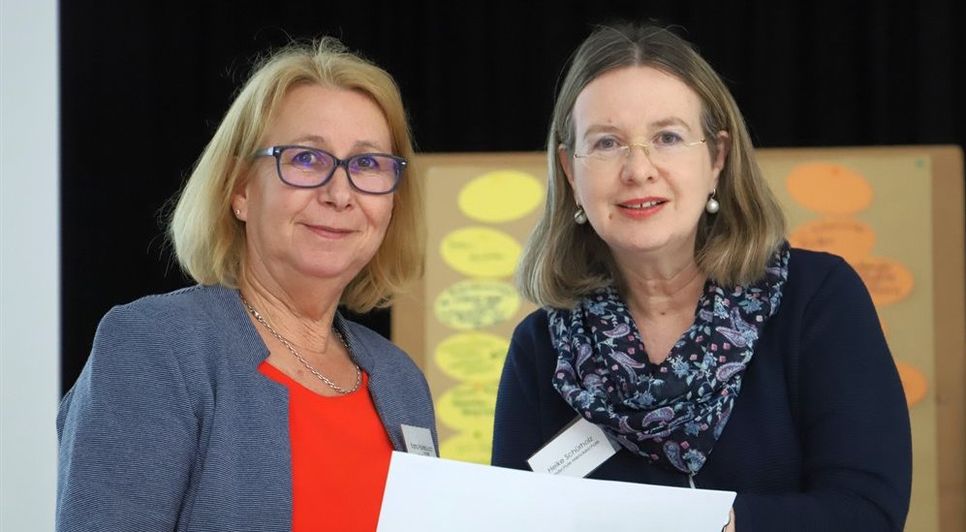 Karla Hurlebusch (li.), Leiterin der Kita Käthe-Kollwitz-Straße und Heike Schürholz, stellvertretende Leiterin der Menckeschule, berichteten von ihrem „Buddy“-Kooperationsprojekt.  Foto: Sonja Sancken