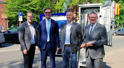 Informierten am Donnerstag über den Glasfasernetzausbau in Lilienthal: Landrat Bernd Lütjen, Stephen Riemenschneider vom Bauamt der Gemeinde, Bürgermeister Kristian Willem Tangermann und Hendrik Lüürs von EWE (von rechts). Foto: lse