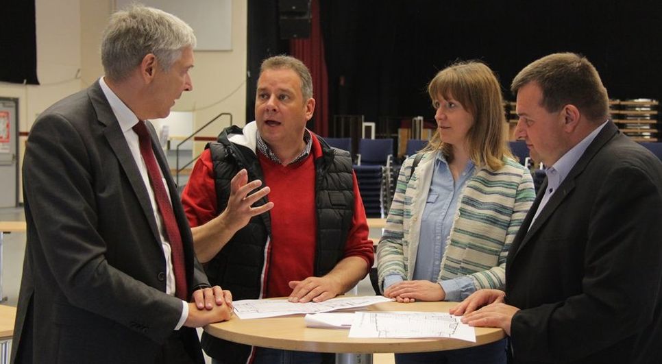 Stecken mitten in den Planungen für den Tag der Luft- und Raumfahrt in der Stadthalle: Torsten Rohde, Andreas Mattfeldt, Marie Jordan (stellv. Bürgermeisterin, CDU) und Matthias Renken.  Foto: jm