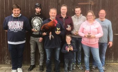 Die glücklichen Sieger des Hahnen-Krähwettbewerbs. Foto: im