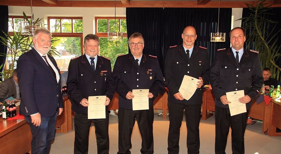 Ernennungen durch Samtgemeindebürgermeister Ralf Handelsmann: Torsten Ropers, Volker Tomforde, Helge Kroschewski und Andreas Meyer (v.l.).  Foto: ls