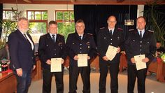 Ernennungen durch Samtgemeindebürgermeister Ralf Handelsmann: Torsten Ropers, Volker Tomforde, Helge Kroschewski und Andreas Meyer (v.l.).  Foto: ls