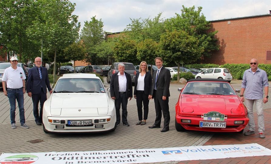 Freuen sich auf viel historisches Blech mit ordentlich PS unter den Hauben: Manfred Busch, erster Vorsitzender des Oldtimer-Clubs Bremervörde, Volksbank-Regionaldirektor Frank Wassermann, Toni Meyer, Schriftführer des Oldtimer-Clubs, Ulrike Schloen, Geschäftsstellenleiterin der Volksbank Bremervörde, Jens Themsen, Marketingleiter der Volksbank, und Ingo Spörhase, zweiter Vorsitzender des Oldtimer-Clubs Bremervörde (v.l.).  Foto: ue