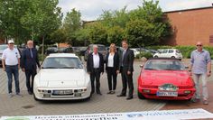 Freuen sich auf viel historisches Blech mit ordentlich PS unter den Hauben: Manfred Busch, erster Vorsitzender des Oldtimer-Clubs Bremervörde, Volksbank-Regionaldirektor Frank Wassermann, Toni Meyer, Schriftführer des Oldtimer-Clubs, Ulrike Schloen, Geschäftsstellenleiterin der Volksbank Bremervörde, Jens Themsen, Marketingleiter der Volksbank, und Ingo Spörhase, zweiter Vorsitzender des Oldtimer-Clubs Bremervörde (v.l.).  Foto: ue