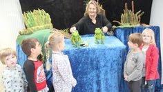 Eva Spilker vom Puppentheater Regenbogen nahm ihr junges Publikum mit auf eine abenteuerliche Reise ins Reich der fabulierenden Tierwelt.  Foto: im