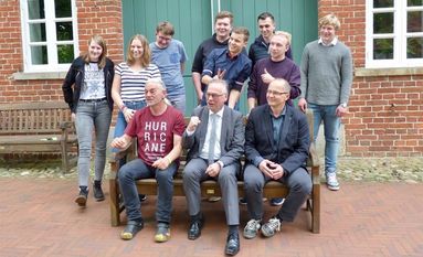 Vorn v. li.: Andy Griebe, Stefan Schwenke, Michael Blechmann. Hinten v. li. : Freyja Kessels, Kassandra Knop, Jonas Schwenke, Jan Büttner, Malte Wintjen, Jannik Lütjen, Nico Balzer, Enno Hagenah.
Foto: aklü