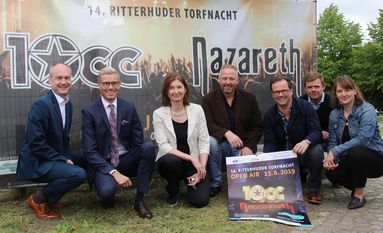 Veranstalter und Sponsoren hoffen auf eine harmonische und vor allem regenfreie Torfnacht. Von links: Michael Harjes (RTV-Vorsitzender), Jan Schotge (Volksbank Bremen-Nord), Regine Schäfer (RTV-Geschäftsführerin), Matthias Kühl (AVM-Veranstaltungstechnik), Oliver Ladeur (Hanse Wasser), Lennard Grote (RTV) und Carolin Novak (Osterholzer Stadtwerke).  Foto: sr