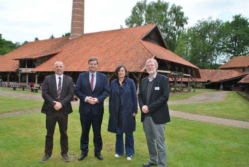 Detlev Fischer, Enak Ferlemann, Dr. Ute Maasberg und Lothar Tabery (v.l.) präsentierten das Projekt „Spur der Steine“ in der geschichtsträchtigen Ziegelei Pape in Bevern. Foto: uml
