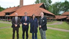 Detlev Fischer, Enak Ferlemann, Dr. Ute Maasberg und Lothar Tabery (v.l.) präsentierten das Projekt „Spur der Steine“ in der geschichtsträchtigen Ziegelei Pape in Bevern. Foto: uml