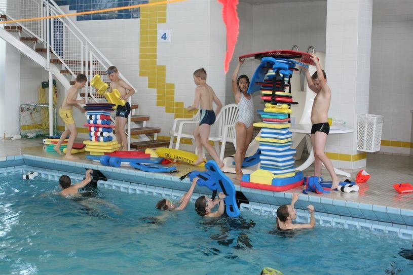 Die Stimmung erreichte ihren absoluten Höhepunkt bei der abschließenden Staffel mit „Turmbau mit Schwimmutensilien“ Über das höchste Bauwerk freute sich die 4a.  Foto: sla