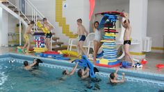 Die Stimmung erreichte ihren absoluten Höhepunkt bei der abschließenden Staffel mit „Turmbau mit Schwimmutensilien“ Über das höchste Bauwerk freute sich die 4a.  Foto: sla