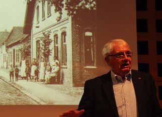 Die Geschichte seiner Heimatstadt Bremervörde fasziniert den Heimatchronisten Rainer Brandt von jeher. Über 30 Bücher und Chroniken gehen auf sein Konto zurück. Jüngstes Werk ist ein Jahreskalender mit Motiven der Stadt Bremervörde. Auf der Benefizveranstaltung konnte er viel Neues aus alten Zeiten berichten. Foto: im