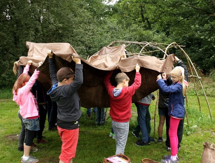 Beim Familientag im Steinzeitlager errichten alle gemeinsam ein Zelt. Foto: Bachmann-Museum Bremervörde
