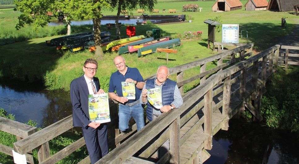 Freuen sich auf das feucht fröhliche Event auf dem historischen Oste-Hamme-Kanal. Volksbank Geschäftsstellenleiter André Lütjen, Kreuzkuhlenwirt Heino Lütjen und Richard Henning, Vorsitzender des Vereins Findorffs Erben (v.l.).  Foto: im