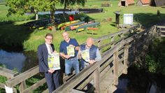 Freuen sich auf das feucht fröhliche Event auf dem historischen Oste-Hamme-Kanal. Volksbank Geschäftsstellenleiter André Lütjen, Kreuzkuhlenwirt Heino Lütjen und Richard Henning, Vorsitzender des Vereins Findorffs Erben (v.l.).  Foto: im