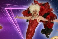 Pailletten, Federboa, Perücke, Schmuck und hohe Schuhe in 43: Marc Werde mit seiner Arbeitskleidung. Foto: pvio