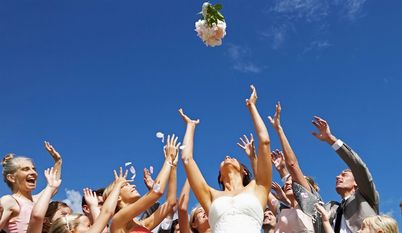 Hochzeitstag und alle feiern mit! Gut, wenn man sich rechtzeitig um Übernachtungsmöglichkeiten für die Gäste gekümmert hat. Foto: djd/Das Telefonbuch/mauritius images