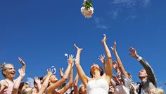 Hochzeitstag und alle feiern mit! Gut, wenn man sich rechtzeitig um Übernachtungsmöglichkeiten für die Gäste gekümmert hat.  Foto: djd/Das Telefonbuch/mauritius images