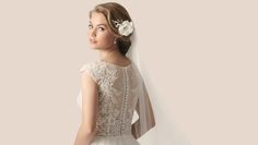 Nicht nur die Feierlichkeiten wollen gut geplant sein bei einer Hochzeit, auch das Kleid der Braut sollte sorgfältig und typgerecht ausgewählt werden.  Foto: Lilly/akz-o