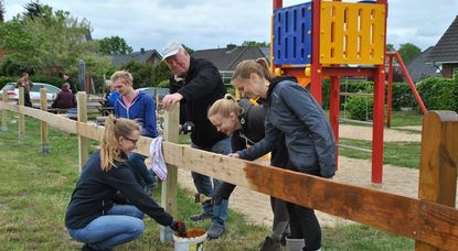 Der Spielplatz in Abbenseth erhielt einen neuen Zaun, der sofort fachmännisch gestrichen wurde. Viel Arbeit machte auch die Verschönerung des Dorfplatzes in Hollen (Foto links). Fotos: uml