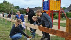 Der Spielplatz in Abbenseth erhielt einen neuen Zaun, der sofort fachmännisch gestrichen wurde. Viel Arbeit machte auch die Verschönerung des Dorfplatzes in Hollen (Foto links). Fotos: uml