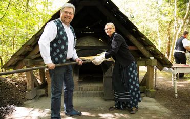 Wolfgang und Petra Rohde am Steinbackofen. Foto: eb
