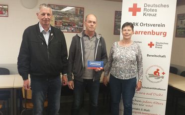 Manfred Iburg (NSTOB-Blutspendedienst); Heinz Suske (TSV Karlshöfen) und Gudrun Niemeyer (2.Vorsitzende und Blutspendeverantwortliche DRK Ortsverein Gnarrenburg). Foto: eb
