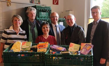 „Die Mitarbeiter haben sich die Hände wund sortiert, es war echt viel“, freut sich Angelika Meurer-Schaffenberg über die Lebensmittel-Spende des Lions Club.  Foto: jm