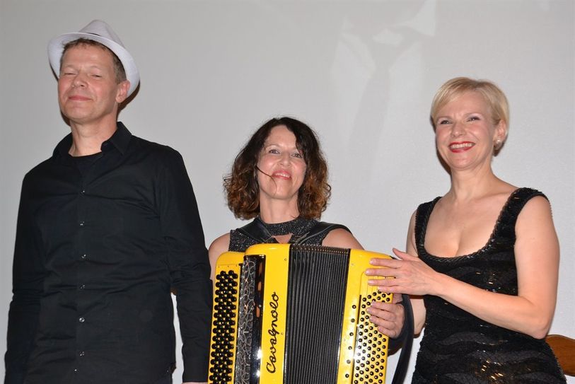 Andreas Hartwig (Piano), Heidi Steger (Akkordeon) und Andrea Kathrin Loewig begeisterten an zwei Tag ihr Publikum mit Liedern von Jacques Brel.  Foto: ui