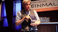 Andreas Bentrup erzählt emotional beeindruckend die Geschichte der Demenz seines Großvaters. Und das Publikum ist mittendrin.  Fotos: ls