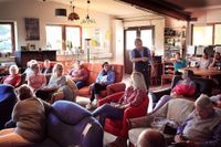Andreas Bentrup erzählt emotional beeindruckend die Geschichte der Demenz seines Großvaters. Und das Publikum ist mittendrin.  Fotos: ls
