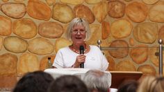 Mahnte, die Kinder bei allen Fördermöglichkeiten nicht aus den Augen zu verlieren: Nach erfolgreichem Berufsleben verabschiedete sich die Leiterin der heilpädagogischen Frühförderung der Lebenshilfe Marlies Peters-Thoden auf der 35-Jahr-Feier in den Ruhestand.   Foto: ue
