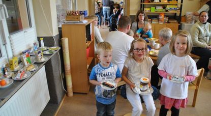 Erstaunt stellten die Kinder fest, wie viel Zuckerwürfel in den Lebensmitteln versteckt ist. Foto: uml