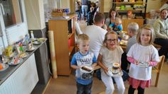Erstaunt stellten die Kinder fest, wie viel Zuckerwürfel in den Lebensmitteln versteckt ist. Foto: uml