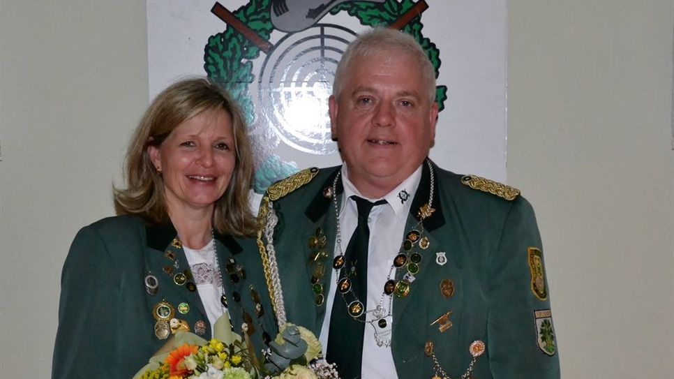 In Frelsdorf haben Kaiserin Sandra Schramm und Kaiser Gerhard Wendt  für fünf Jahre das Zepter in der Hand.  Foto: khe