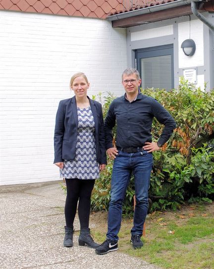 Kisten Dallmann und Jens Engel vor dem Übernachtungshaus 2, das im letzten Jahr umgebaut wurde. Foto: lse