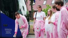 Die „Pink fluffy unicorns“ aus Hollen versuchten sich im Schwammzielwerfen. Foto: dcl