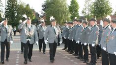 Schützenkönig Klaus Meyer schritt mit Kommandeur Friedo Meyer (rechts) und Patron Edo Neumann die Front ab.  Foto: sla