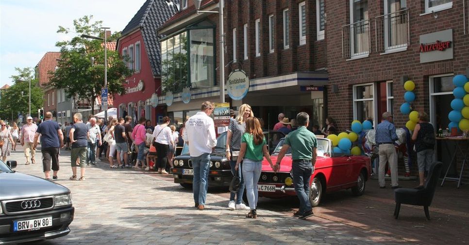 Tausende Besucher strömten über die Alte und Neue Straße. Vor der Sparkasse fanden sich wieder viele Freiwillige ein, um die Aktion „Radeln für den guten Zweck “ zu unterstützen. 
 Fotos: mk