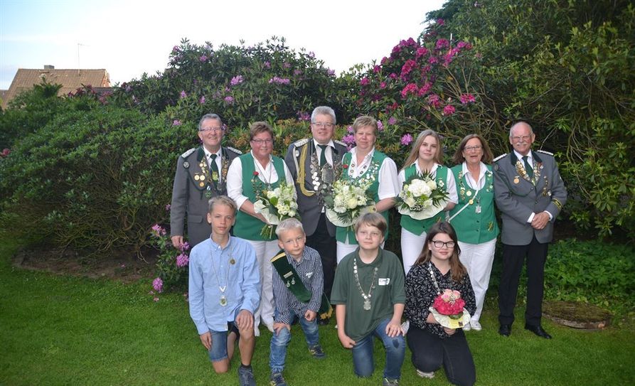 Seniorenkönigspaar: Friedo Ringe und Tilla Niemeyer, Königspaar Holger und Tanja Rubach, Jugendkönigin Lena Rubach, Monarchenkönigspaar Helga Wintjen und Norbert Alex (v.l.). Vorne von links: Jugendkönig Kilian Baumgarten, Kindervizekönig Finn Riekenberg, Kinderkönige Calvin Rubach und Jana Wöhltjen. Es fehlt Fay-Sophie Hartmann. Foto. eb
