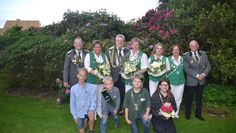 Seniorenkönigspaar: Friedo Ringe und Tilla Niemeyer, Königspaar Holger und Tanja Rubach, Jugendkönigin Lena Rubach, Monarchenkönigspaar Helga Wintjen und Norbert Alex (v.l.). Vorne von links: Jugendkönig Kilian Baumgarten, Kindervizekönig Finn Riekenberg, Kinderkönige Calvin Rubach und Jana Wöhltjen. Es fehlt Fay-Sophie Hartmann. Foto. eb
